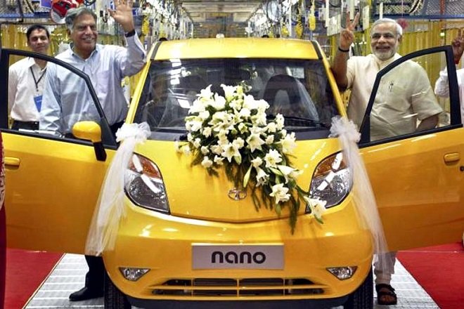 प्रधानमंत्री नरेंद्र मोदी और टाटा समूह प्रमुख रतन टाटा।