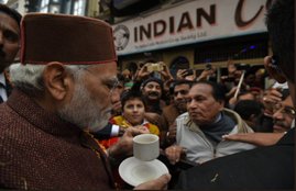 Narendra Modi, PM Narendra Modi, PM Narendra Modi in Shimla, PM Narendra Modi in Hamachal Pradesh, PM Narendra Modi on Shimla Road, Narendra Modi Shimla Coffee, Narendra Modi coffee pic, Picture Gallery, photo gallery