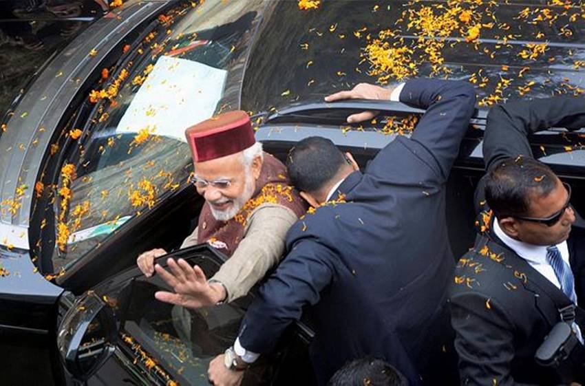 Narendra Modi, PM Narendra Modi, PM Narendra Modi in Shimla, PM Narendra Modi in Hamachal Pradesh, PM Narendra Modi on Shimla Road, Narendra Modi Shimla Coffee, Narendra Modi coffee pic, Picture Gallery, photo gallery