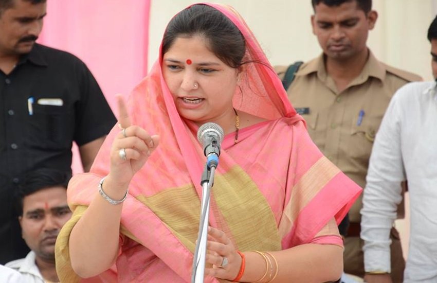  
प्रियंका सिंह रावत उत्तर प्रदेश के बाराबंकी जिले से भाजपा सांसद हैं। मंगलवार को उन्होंने अतिक्रमण हटाने के दौरान एक आईएएस अधिकारी को धमकी दी थी। (फोटोः फेसबुक) 