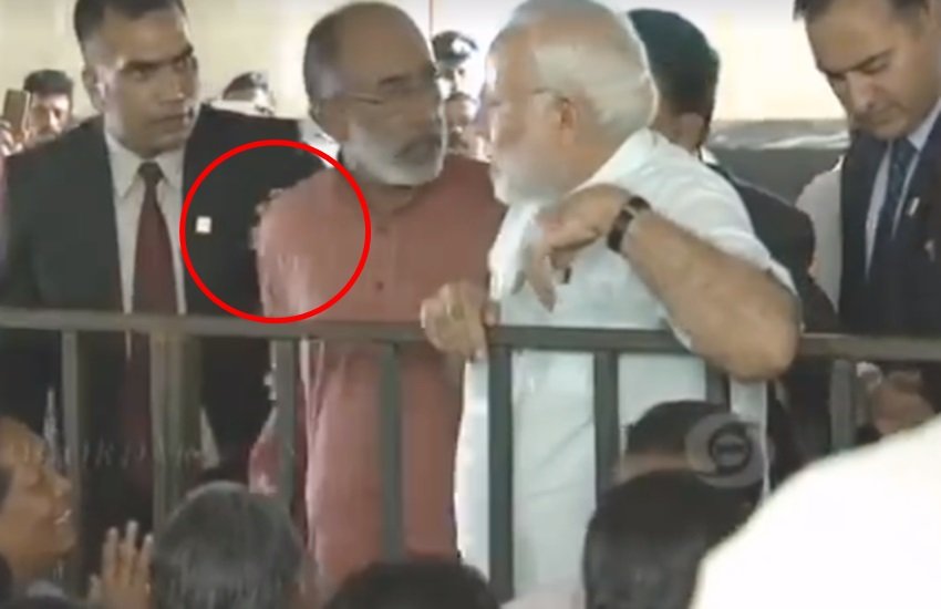 केंद्रीय मंत्री जैसे ही कैमरे के फ्रेम में बीच में आते हैं। पीएम कुछ कहते हैं, जिसके फौरन बाद सिक्योरिटी उन्हें पीछे जाकर खड़े होने के लिए कहता है। (फोटोः फेसबुक)