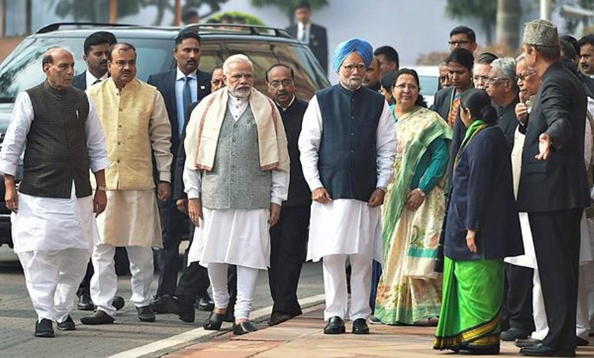 हथियारों से लैस पांच बंदूकधारियों ने 13 दिसंबर 2001 को संसद परिसर में अंधाधुंध गोलीबारी की थी। इस हमले में नौ लोगों ने अपनी जान गंवा दी थी। इस हमले में पांच दिल्ली पुलिस के कर्मी, केंद्रीय रिजर्व पुलिस बल (सीआरपीएफ) की एक महिला अधिकारी, संसद के दो कर्मचारी व एक माली शहीद हो गए थे। इसमें एक पत्रकार भी घायल हुआ था जिसकी बाद में मौत हो गई थी। सभी पांचों आतंकवादियों को भी मार गिराया गया था। (PTI फोटो)