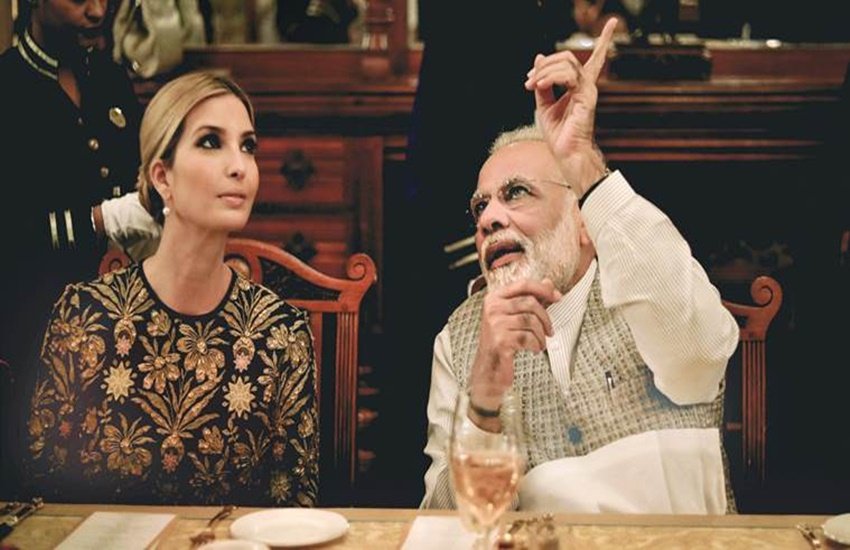 हैदराबाद के होटल फलकनुमा पैलेस में डिनर टेबल पर बैठे पीएम नरेंद्र मोदी और इवांका ट्रम्प। (फोटो-PTI)