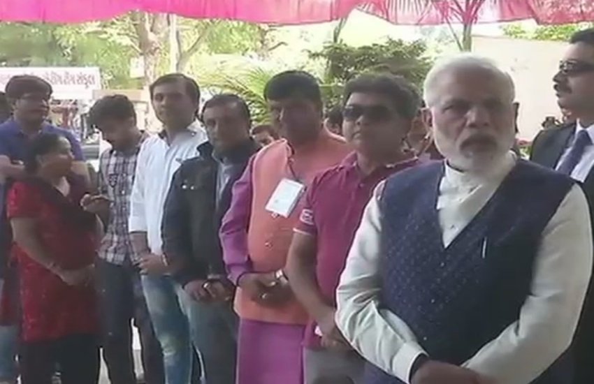 साबरमती के रणिप पोलिंग बूथ पर अपनी बारी का इंतजार करते पीएम मोदी। (फोटोः एएनआई) साबरमती के रणिप पोलिंग बूथ पर अपनी बारी का इंतजार करते पीएम मोदी। (फोटोः एएनआई)