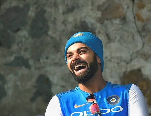 विराट कोहली मैच से पहले किसी बात पर दिल खोलकर हंसते हुए।