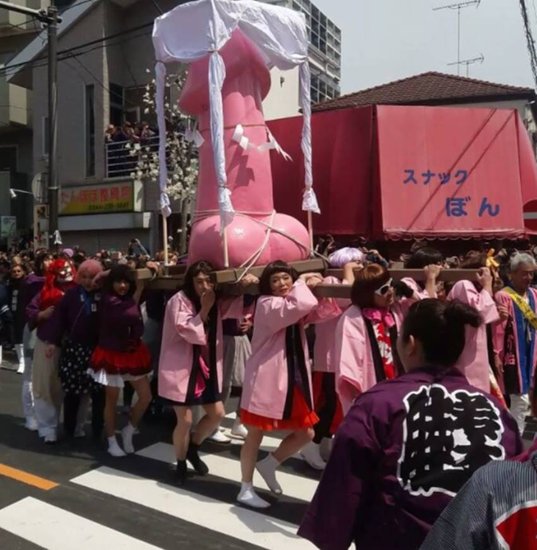 आपने कभी परेड देखी है? ढोल-नगाड़े, मूर्तियां, सजे-धजे लोग और महोत्सव का माहौल। अगर इसी बीच हर जगह पेनिस ही पेनिस नजर आए तो कैसा लगेगा। घिग्गी बंध गई न। जिस बारे में पब्लिकली पर हम बात करने से कतराते हैं। ऐसी चीजों को टैबू मानते हैं और वही केंद्र बिंदु तो वाकई में अजीब लगेगा। लेकिन जापान में यह बेहद सामान्य बात है। यहां एक महोत्सव में पेनिस को पूजा जाता है। पवित्र स्थल के पास से पेनिस की प्रतिमाएं परेड में निकाली जाती हैं। हम मजाक नहीं कर रहे। जापान में हर साल कनामारा मत्सूरी नाम का महोत्सव मनाया जाता है। इसका पूरा नाम शिंटो कनामारा मत्सूरी है।