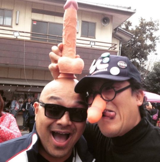 खास कर पश्चिमी देशों में इसकी खबरें खूब दिखाई गईं। आज से तकरीबन 10 साल पहले यह एक छोटा सा आयोजन हुआ करता था।