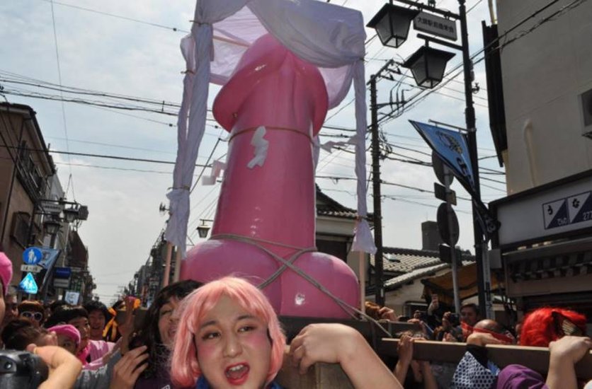 कार्यक्रम अप्रैल महीने में होता है, जिसे कनायामा जिंजा के पादरी कराते हैं, जो यहां का एक पवित्र स्थल है। परेड और यह कार्यक्रम कावासाकी में कनायामा मंदिर के पास होता है। चूंकि कनायामा कई सालों से ऐसी जगह रहा है, जहां शादीशुदा जोड़े बच्चे की मन्नत मांगने और सुखी दांपत्य जीवन की कामना के लिए आते हैं।