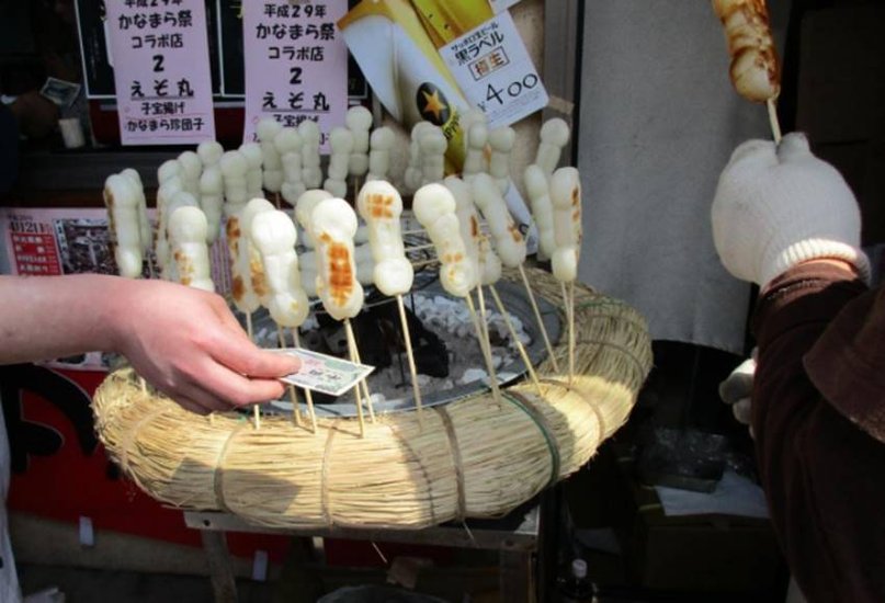 शुरुआत में यह रात के वक्त मानाया जाता था। जैसे-जैसे इसमें भीड़ बढ़ने लगी, उसे देखकर इसे दिन में मनाया जाने लगा।शुरुआत में यह रात के वक्त मानाया जाता था। जैसे-जैसे इसमें भीड़ बढ़ने लगी, उसे देखकर इसे दिन में मनाया जाने लगा।