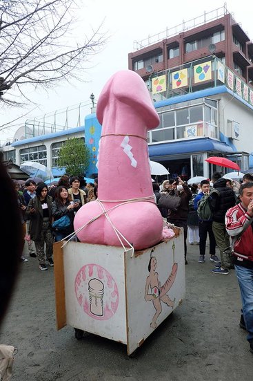 दूसरा पुरानी लकड़ी से तैयार किया गया हुआ होता है। वहीं, तीसरा वाला जोसो ग्रुप (सबसे सजे-धजे समूह वाले लोग) लेकर निकलता है। (सभी तस्वीरें: जापान टॉक/जापान गाइड डॉट कॉम/सेलेना हॉय/इंस्टाग्राम)