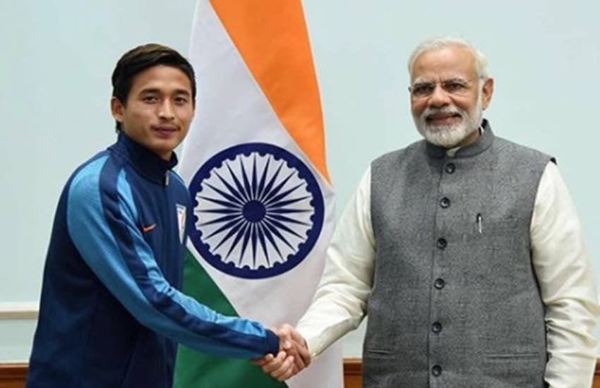 नॉर्थ ईस्ट के रहने वाले 17 वर्षीय युवा फुटबॉलर नॉन्गदांबा नाओरेम को सम्मानित करते हुए पीएम नरेंद्र मोदी। (फाइल फोटो) 