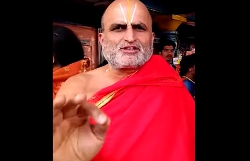 तेलंगाना के चिलकुर बालाजी मंदिर के मुख्य पुजारी सीएस रंगराजन। फोटो सोर्स- यूट्यूब