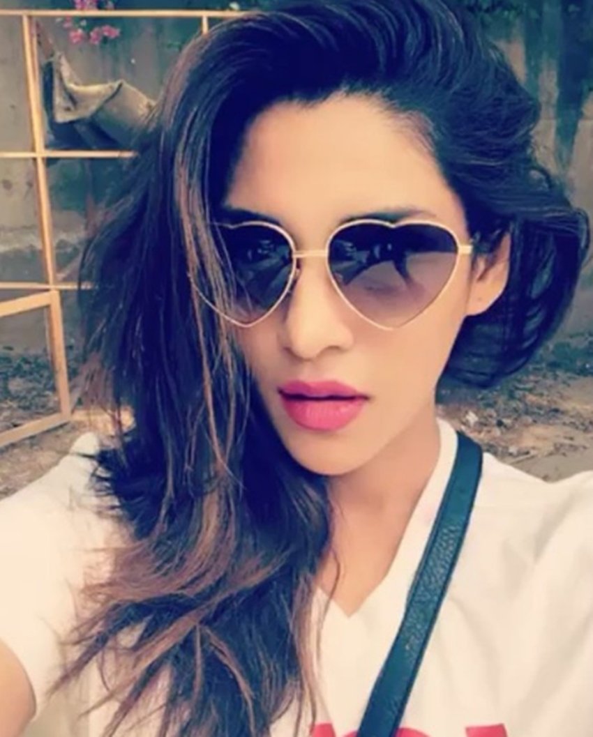 Zhalay Sarhadi, Zhalay Sarhadi Instagram, Priyanka Chopra Look Alike, Priyanka Chopra Duplicate, Zhalay Sarhadi and Priyanka Chopra, Zhalay Sarhadi Model, Zhalay Sarhadi Photos, Zhalay Sarhadi Images, Bollywood News in Hindi, Entertainment News in Hindi