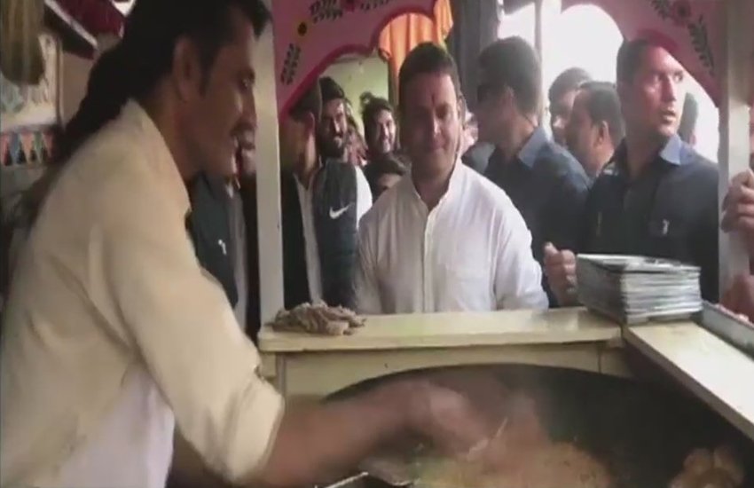 पाव भाजी स्टॉल पर कांग्रेस उपाध्यक्ष राहुल गांधी (एएनआई ट्विटर)