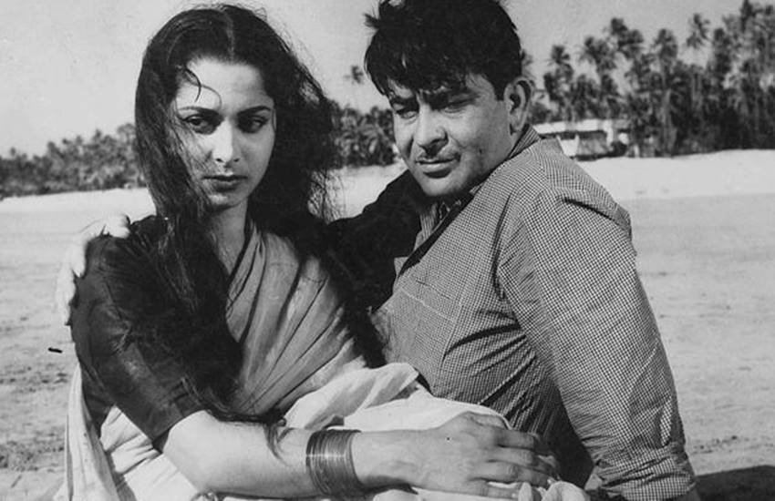 Raj Kapoor and Waheeda Rehman, Bollywood, Waheeda Rehman sat on Raj Kapoor, crowd, Waheeda Rehman sat on Raj Kapoor to keep away from the crowd, Bollywood News Raj Kapoor and Waheeda Rehman, Bollywood, Waheeda Rehman sat on Raj Kapoor, crowd, Waheeda Rehman sat on Raj Kapoor to keep away from the crowd, Bollywood News