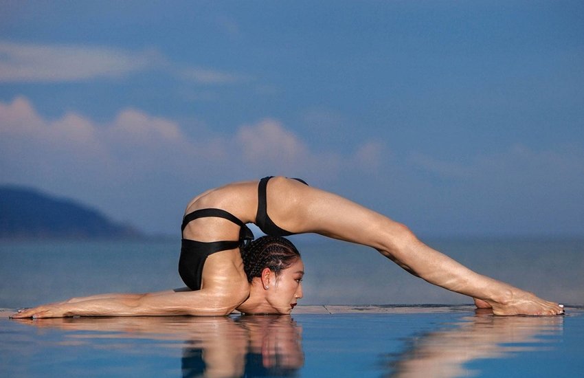 Queen of contortion, Rubber Girl, Most Flexible Girl, Liu Teng, Most Flexible Lady, Weird News, Facebook Posts, Whatsapp news, Whatsapp videos, International News