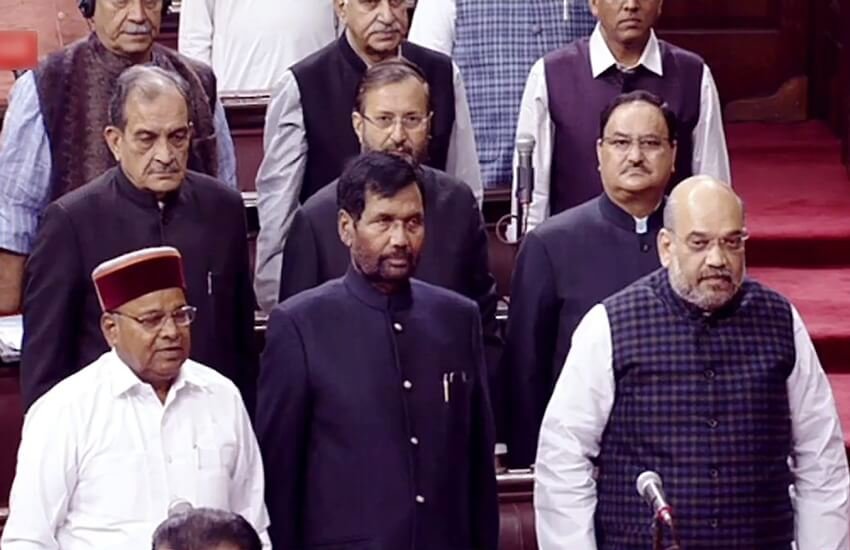 संसद में शुक्रवार को शीतकालीन सत्र का पहला दिन था। भाजपा अध्यक्ष अमित शाह इसी दिन सांसद बनकर पहली बार राज्यसभा पहुंचे। सदन में अन्य सांसदों के साथ मौजूद शाह। (फोटोः पीटीआई)