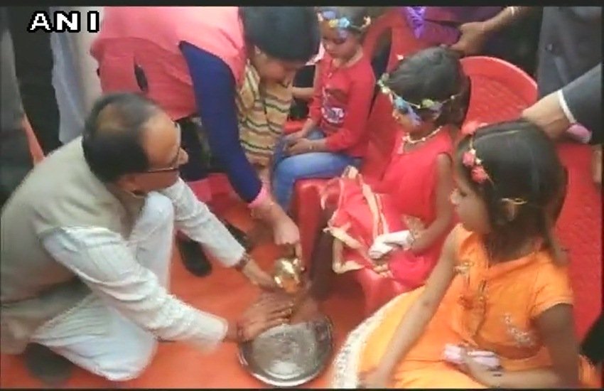 Shivraj Singh Chauhan, MP CM Shivraj Singh Chauhan, Shivpuri, Sahariya Sammelan, gift, Hindi news, News in Hindi, Jansatta