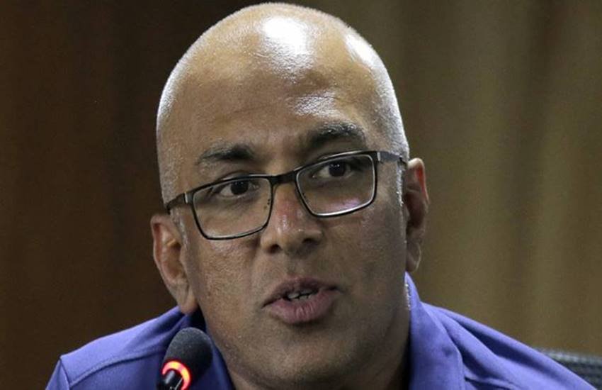 श्रीलंका क्रिकेट टीम के नए कोच बनने के साथ ही चंडिका हथुरुसिंघा ने खिलाड़ियों पर सख्ती बरतनी शुरू कर दी है। (AP फोटो) श्रीलंका क्रिकेट टीम के नए कोच बनने के साथ ही चंडिका हथुरुसिंघा ने खिलाड़ियों पर सख्ती बरतनी शुरू कर दी है। (AP फोटो)