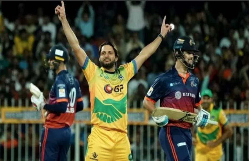शाहिद अफरीदी: अंतरराष्ट्रीय क्रिकेट से संन्यास ले चुके पाकिस्तान के पूर्व कप्तान शाहिद अफरीदी टी10 के बड़े सुपरस्टार हैं। मराठा अरेबियन्स के खिलाफ मैच में उन्होंने न सिर्फ हैट्रिक ली, बल्कि टीम को 25 रनों से जीत दिलाने में भी अहम भूमिका निभाई। उनके फैन्स को उम्मीद है कि वह टी10 फॉर्मेट में भी शतक ठोक सकते हैं