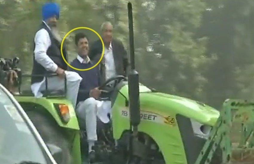 हिसार से लोकसभा सांसद शुक्रवार को ट्रैक्टर के जरिए संसद भवन पहुंचे थे। उन्होंने ऐसा सरकार के एक गैजेट के खिलाफ विरोध जताने के लिए किया। (फोटोः एएनआई) 