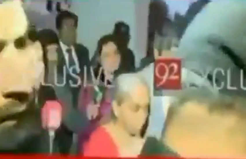 ताजा वीडियो में एयरपोर्ट पर पाकिस्तानी मीडिया कुलभूषण जाधव की मां और पत्नी का पीछा करते नजर आ रहे हैं।