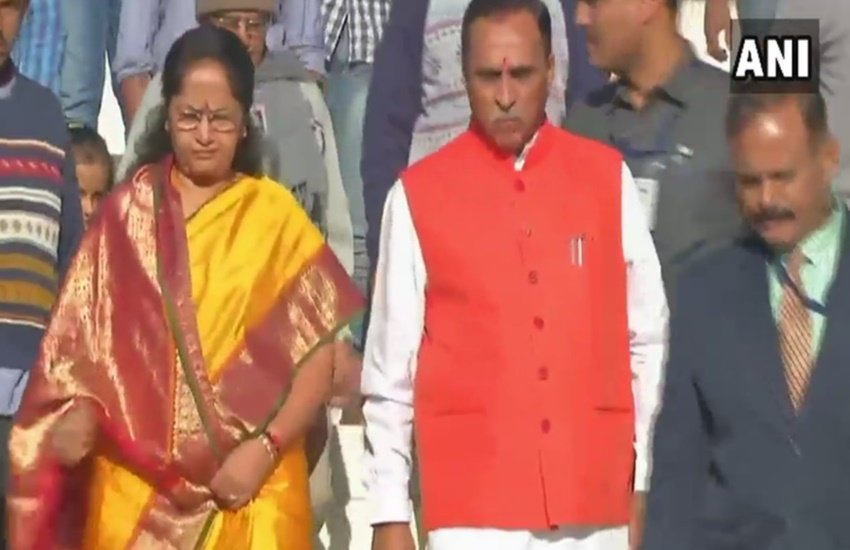 भाजपा की विधायक दल की बैठक में सीएम के लिए विजय रूपाणी के नाम के ऐलान के बाद उन्हें इस तरह सम्मानित किया गया। (फोटोः एएनआई)