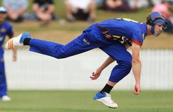 हेल्मेट पहनकर किसी को गेंदबाजी करते देखा है, यहां देखिए VIDEO