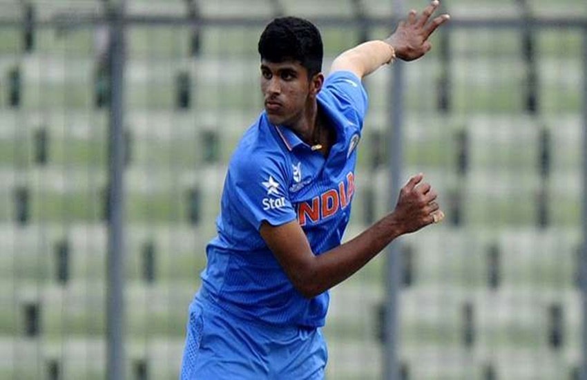 कोच रवि शास्‍त्री ने वाशिंगटन सुंदर को वनडे कैप दी। (Photo: BCCI)
