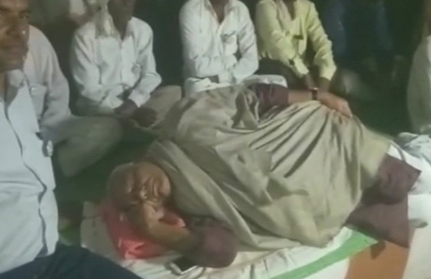 महाराष्ट्र के अकोला में किसानों को लेकर विरोध प्रदर्शन करने के दौरान यशवंत सिन्हा। (फोटोः एएनआई)  महाराष्ट्र के अकोला में किसानों को लेकर विरोध प्रदर्शन करने के दौरान यशवंत सिन्हा। (फोटोः एएनआई)