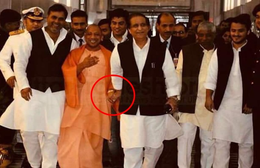 उत्तर प्रदेश के मुख्यमंत्री योगी आदित्यनाथ और समाजवादी पार्टी के नेता आजम खान गुरुवार को यूपी विधानसभा परिसर में हंसी मजाक करते दिखे। (फोटोः एएनआई)