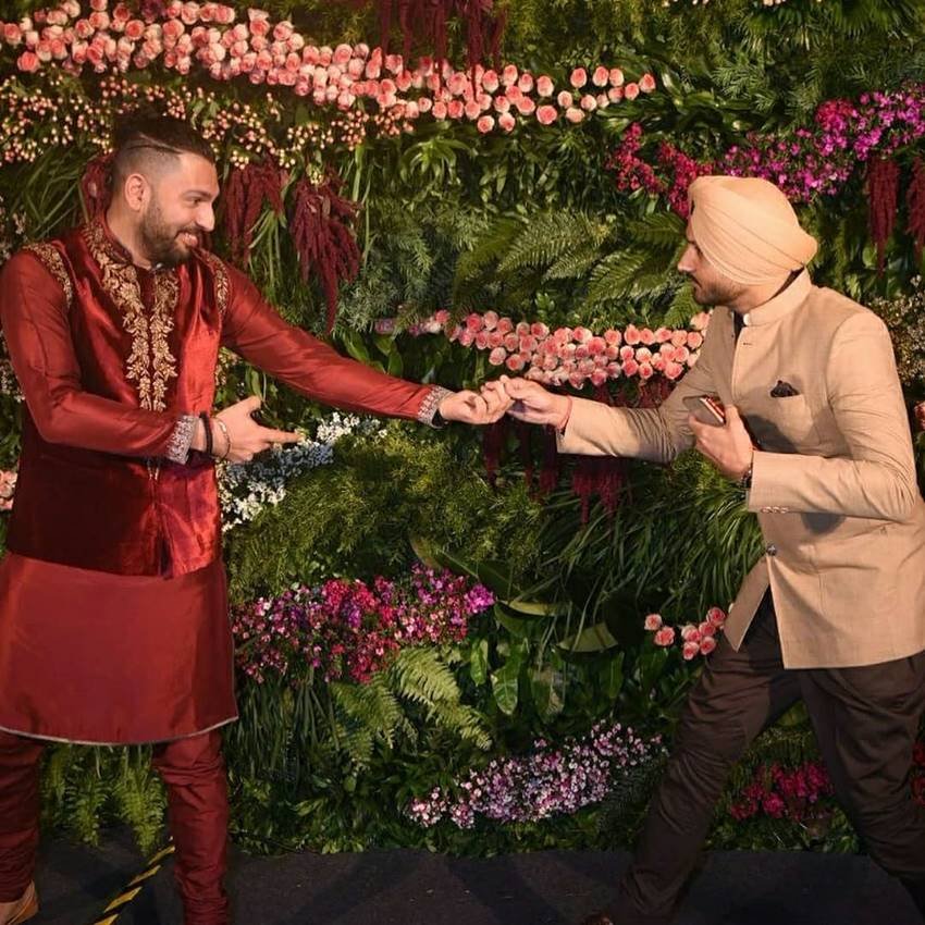 पार्टी में युवराज और हरभजन सिंह फुल मस्‍ती मोड में दिखे। दोनों ने जमकर मस्ती की यह आप इस तस्वीर में साफ-साफ देख सकते हैं।