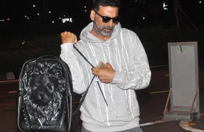 बॉलीवुड अभिनेता अक्षय कुमार मानते हैं कि फिल्म की रिलीज के समय उनका भारत में रहना उनकी फिल्मों के लिए नुकसानदायक हो सकता है। ये बात सुनने में थोड़ी अजीब लग सकती है लेकिन अक्षय अपनी हर फिल्म की रिलीज से पहले विदेश चले जाते हैं।