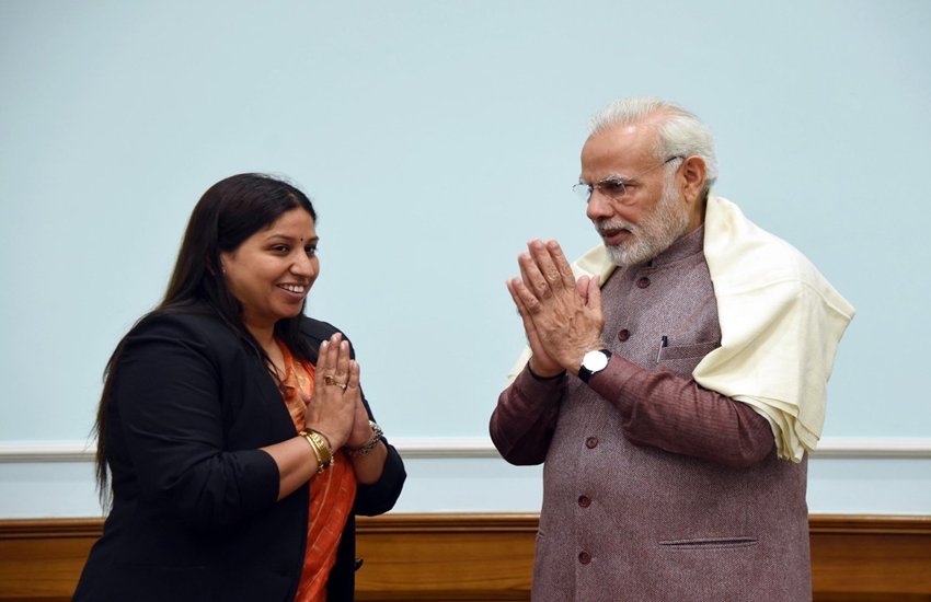संगम नगरी इलाहाबाद की मेयर चुनी गईं अभिलाषा गुप्ता से भी पीएम नरेंद्र मोदी ने मुलाकात की, और कहा कि इस महान शहर की सेवा करने की उनकी लगन से वे काफी प्रभावित हैं। (Photo-twitter/narendramodi)