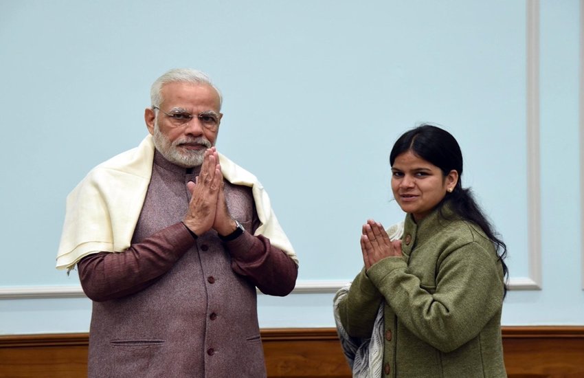 पीएम नरेंद्र मोदी 31 साल की युवा मेयर नूतन राठौर से मिले। नूतन राठौर ने फिरोजाबाद से मेयर का चुनाव जीता है। (Photo-twitter/narendramodi)