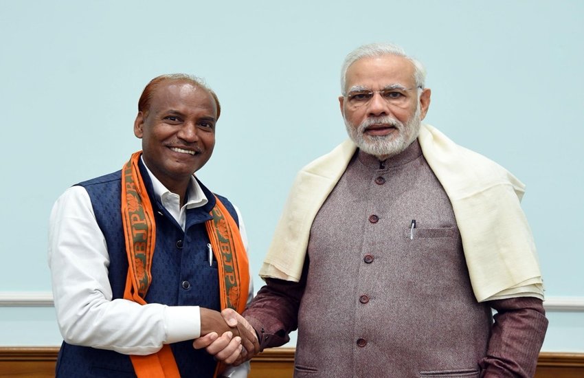 पीएम मोदी ने ट्वीट कर कहा कि उन्होंने जायस नगर पालिका परिषद में जीतने वाले बीजेपी कैंडिडेट महेश प्रताप सोनकर से मुलाकात की। पीएम मोदी ने कहा कि महेश प्रताप सोनकर को अमेठी की सेवा करने के लिए हमारी शुभकामनाएं हैं। (Photo-twitter/narendramodi)