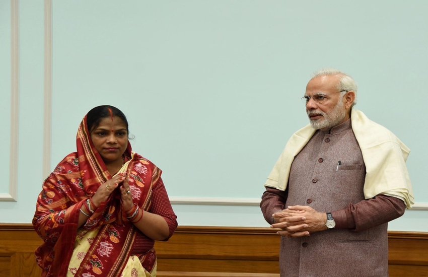 प्रधानमंत्री नरेंद्र मोदी ने मंगलवार (5 दिसंबर) को उत्तर प्रदेश के निकाय चुनाव में जीत हासिल करने वाले बीजेपी के 14 प्रत्याशियों से मुलाकात की। पीएम मोदी ने कांग्रेस उपाध्यक्ष राहुल गांधी के संसदीय क्षेत्र अमेठी में जीत हासिल करने वाले सभी कैंडिडेट से भी मुलाकात की। बता दें कि इस अमेठी में कांग्रेस का एक भी कैंडिडेट जीत हासिल नहीं कर सका है। अमेठी में नगरपालिका की दो सीटें हैं गौरीगंज और जायस। इसके अलावा यहां दो नगर पंचायत की सीटें हैं। ये सीटे हैं अमेठी और मुसाफिरखाना। इनमें से किसी भी सीट पर कांग्रेस का उम्मीदवार नहीं जीता है। जायस सीट पर बीजेपी उम्मीदवार की जीत हुई है। अमेठी नगर पंचायत की सीट पर बीजेपी की चंद्रमा देवी 1035 वोटों से जीती हैं। इसके अलावा मुसाफिरखाना नगर पंचायत पर निर्दलीय प्रत्याशी की जीत हुई है। पीएम मोदी ने अमेठी नगर पंचायत का चुनाव जीतने वाली चन्द्रमा देवी से मुलाकात की। उन्होंने कहा कि अमेठी में विकास ना होने की वजह से वह उनकी नाराजगी देख समझ सकते हैं, साथ ही पीएम मोदी अमेठी के विकास के लिए चन्द्रमा देवी के समर्पण के भी कायल हैं। (Photo-twitter/narendramodi)