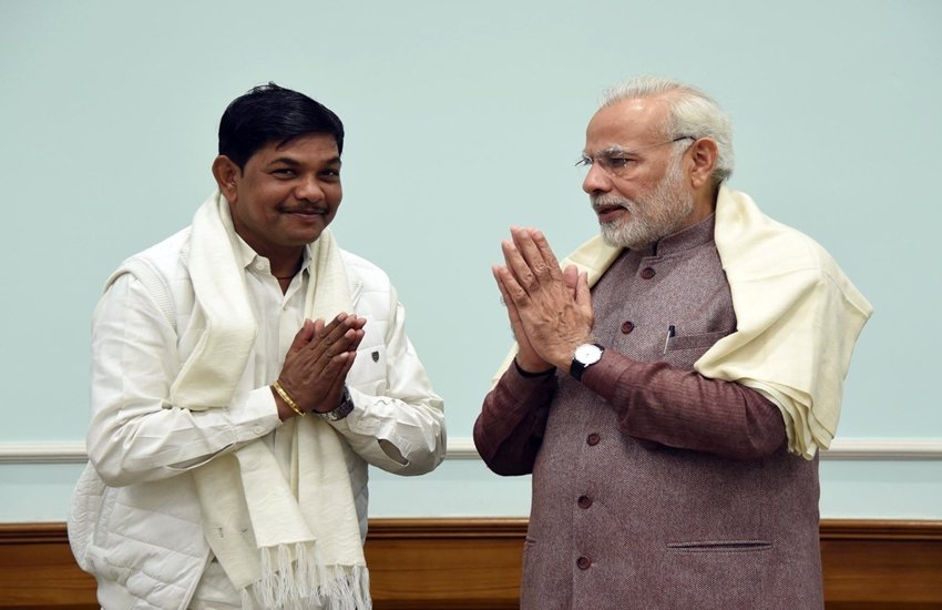 पीएम मोदी ने मुसाफिरखाना से चुनाव जीतने वाले ब्रिजेश से भी मुलाकात की है। पीएम मोदी ने लिखा कि ब्रिजेश जी अमेठी के कायापलट करने को तैयार हैं। (Photo-twitter/narendramodi)