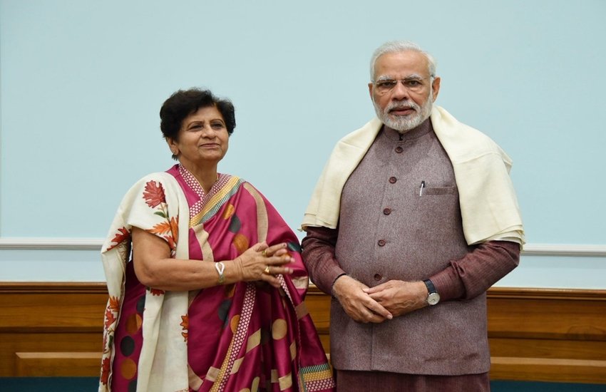 पीएम मोदी ने लखनऊ की पहली महिला मेयर बनने वाली संयुक्ता भाटिया से मुलाकात की। (Photo-twitter/narendramodi)