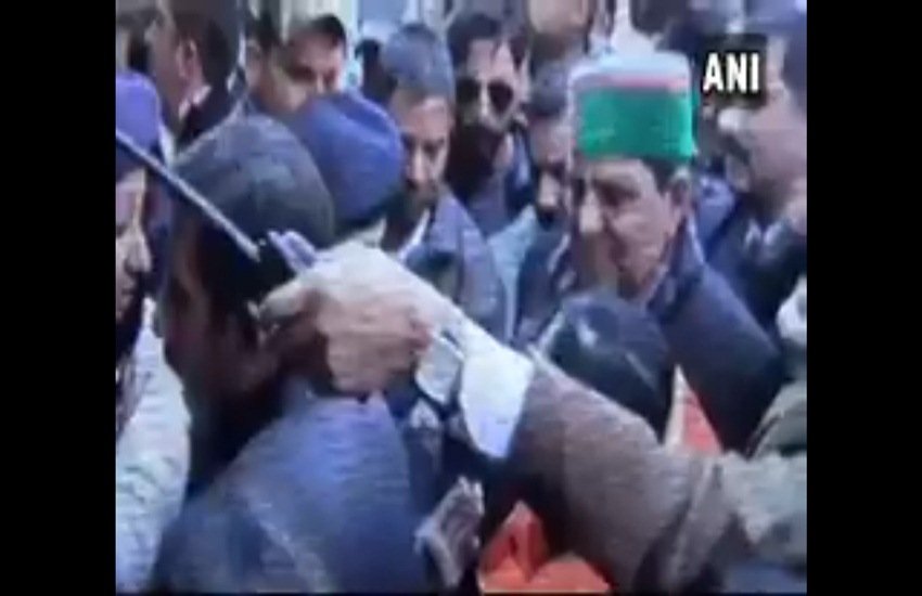 महिला पुलिसकर्मी से हाथापाई के दौरान कांग्रेस नेता आशा कुमारी। (सोर्स: एएनआई)