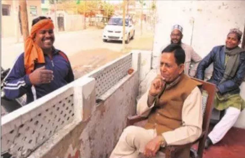 निकाय चुनाव में हाजी महबूब के भतीजे के पार्षद बनने के बाद बधाई देने पहुंचे पड़ोसी रितिक कुमार। प्रवीण जैन 