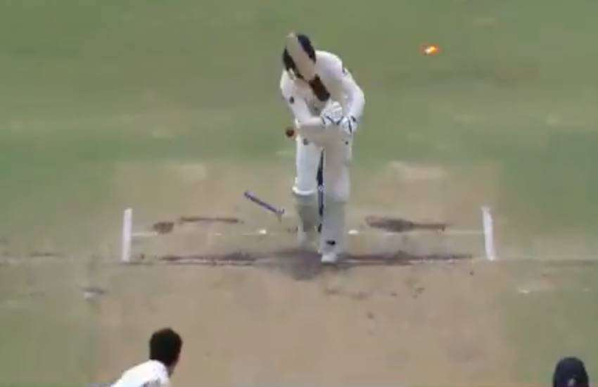 पर्थ टेस्‍ट में मिशेल स्‍टार्क की इस गेंद ने बल्‍लेबाज को कर दिया हक्‍का-बक्‍का (फोटो सोर्स- ट्विटर)