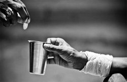 अदभुत: भीख मांगने वाला बुजुर्ग निकला करोड़पति व्यापारी, आधार कार्ड से हुई पहचान