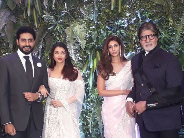 विरुस्का के रिसेप्शन अमिताभ बच्चन बेटी के साथ और अभिषेक वाइफ ऐश के साथ पहुंचे।