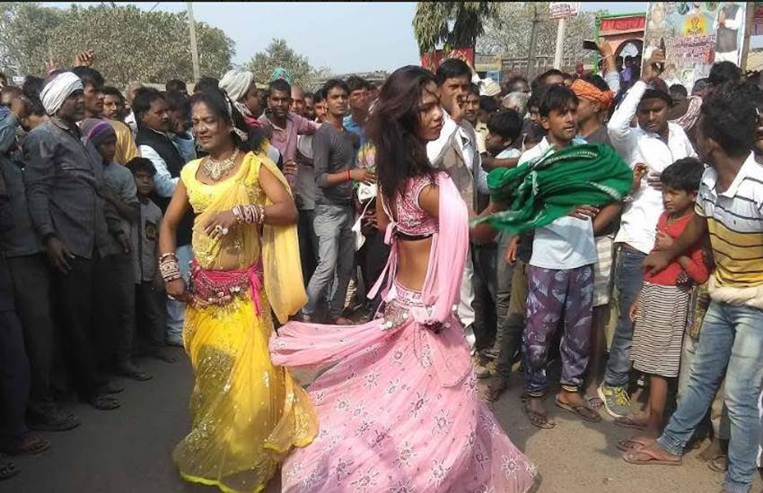 राजद के बिहार बंद के दौरान लौंडा नाच से कार्यकर्ताओं ने मनोरंजन किया। यह तस्वीर पटना के पास मनेर की है।