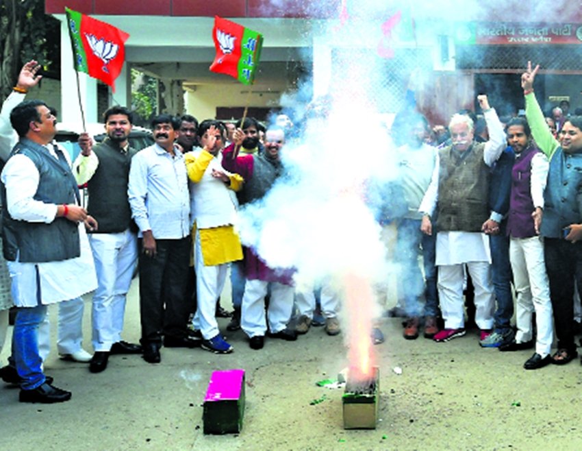 भाजपा के लखनऊ कार्यालय में शुक्रवार को स्थानीय निकाय चुनाव में जीत का जश्न मनाते भाजपा के कार्यकर्ता । 