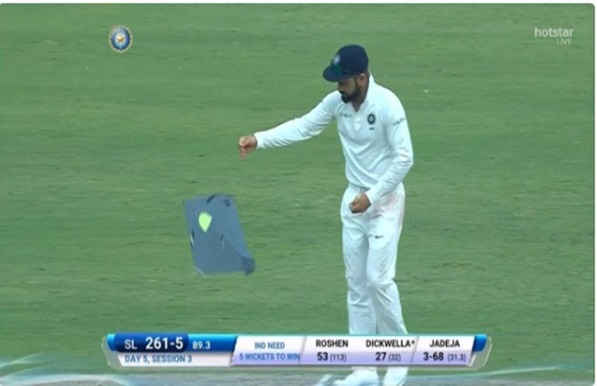 मैच के दौरान पतंगबाजी करते विरोट कोहली। मैच के दौरान पतंगबाजी करते विरोट कोहली।