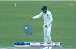 IND vs SL: बीच मैदान में क्रिकेट छोड़ पतंगबाजी करने लगे विराट कोहली