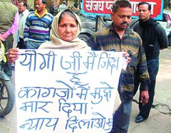 आगरा में महिला ने अपने जिंदा होने की योगी से लगाई गुहार