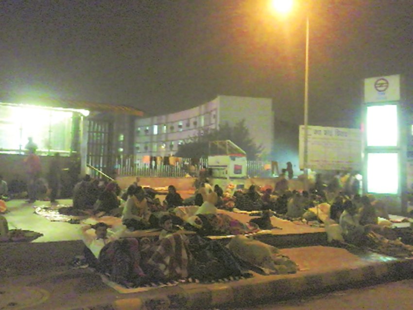 बढ़ती ठंड और सड़क पर भर्ती मरीज बढ़ती ठंड और सड़क पर भर्ती मरीज